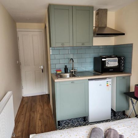Ensuite Studio Flat Crawley-Gatwick Ifield Exterior foto